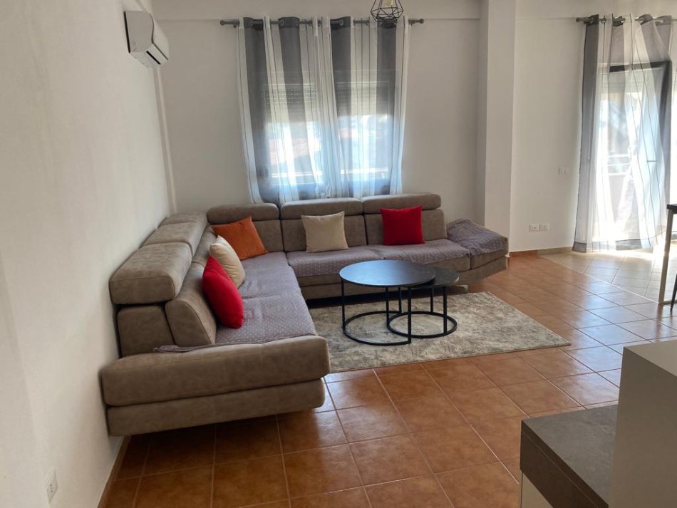 Tirane, jepet me qera apartament 3+1 Kati 3, 140 m² 650 € (Qytet Studenti)