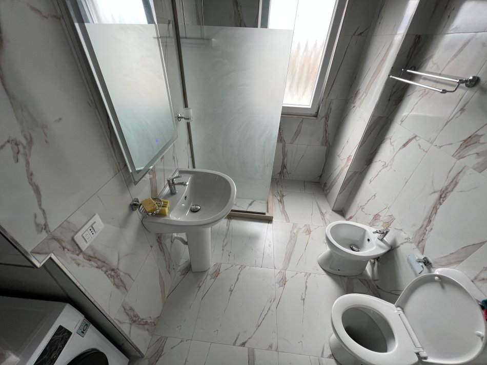 Tirane, jepet me qera apartament 1+1 Kati 9, 47 m² 500 € (rruga 5 maji)