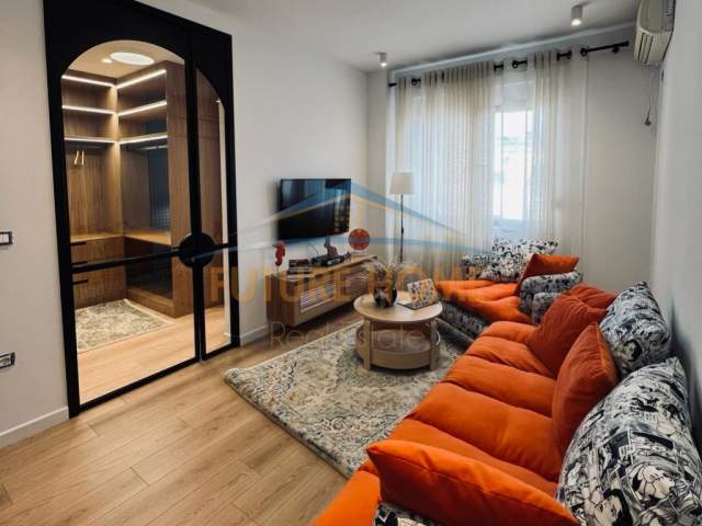 Tirane, jepet me qera apartament 1+1 Kati 7, 65 m² 650 Euro (Xhamia Tabakeve)
