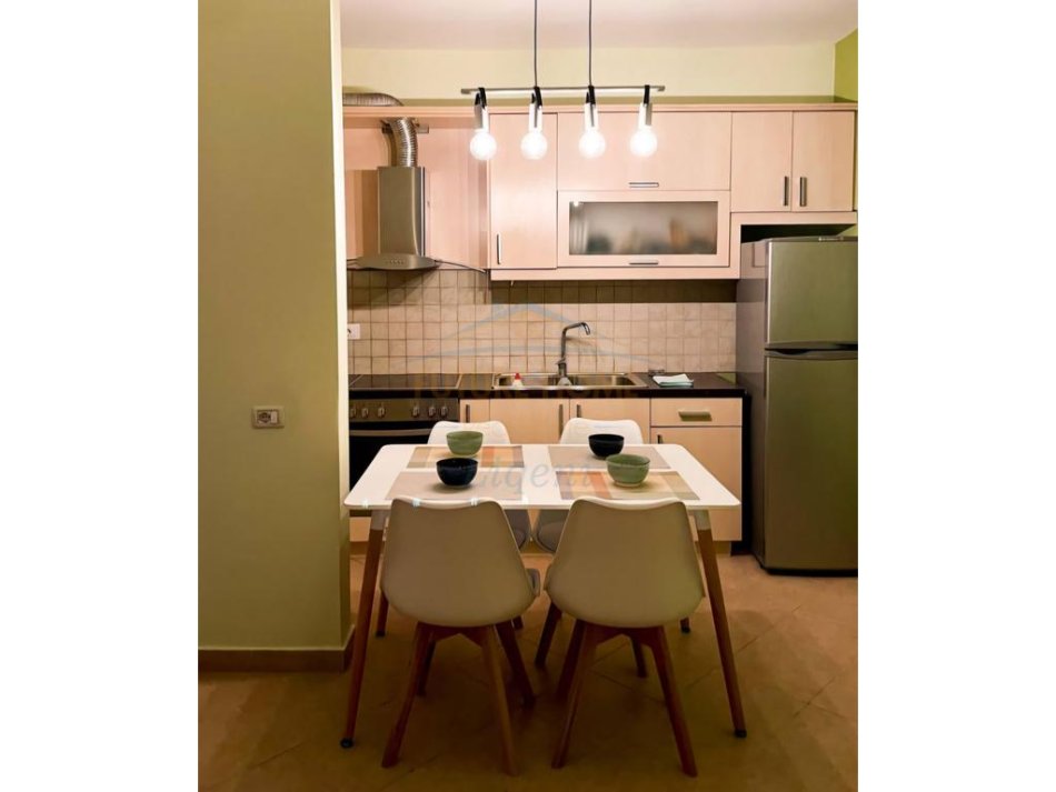 Tirane, jepet me qera apartament 1+1 Kati 3, 61 m² 600 € (Selvia)