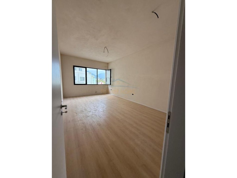Tirane, shitet apartament 2+1+Ballkon Kati 5, 121 m² 279.000 € (vasil shanto)