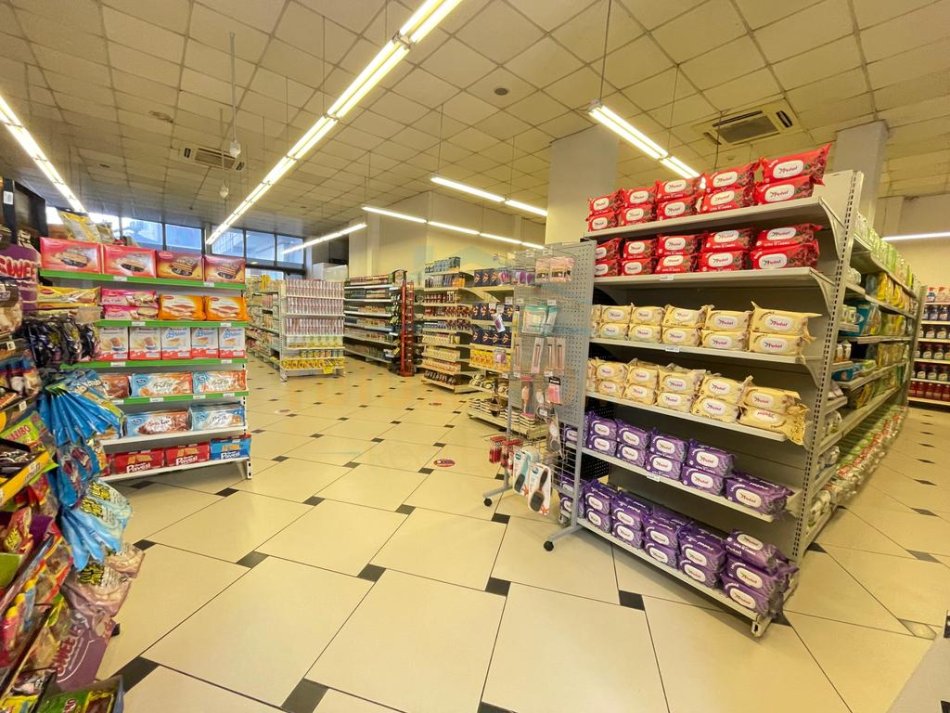 Tirane, jepet me qera ambjent biznesi Kati 0, 250 m² 2.500 € (Rruga Kastriotet)