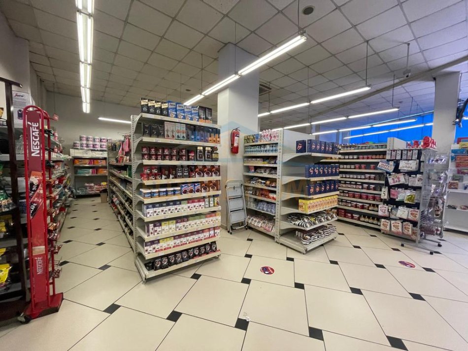 Tirane, jepet me qera ambjent biznesi Kati 0, 250 m² 2.500 € (Rruga Kastriotet)