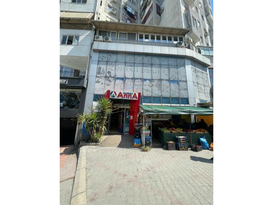 Tirane, jepet me qera ambjent biznesi Kati 0, 250 m² 2.500 € (Rruga Kastriotet)