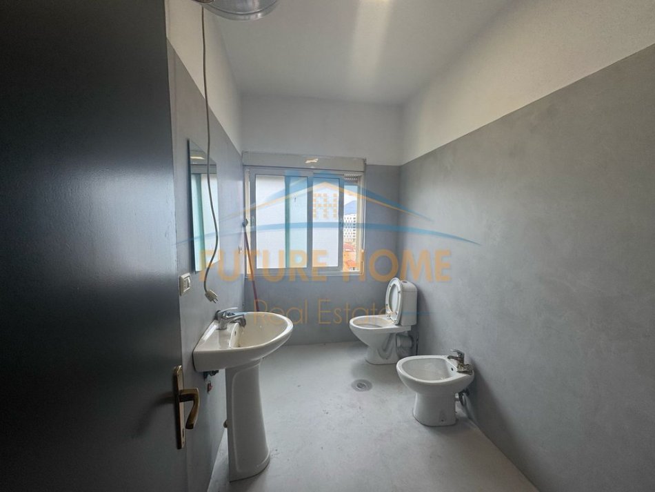 Tirane, shitet apartament 2+1 Kati 5, 82 m² 185.000 € (KOMUNA E PARISIT)