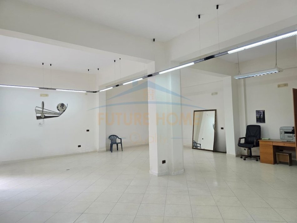 Durres, jepet me qera ambjent biznesi Kati 0, 110 m² 1.000 € (Plazhi Iliria)