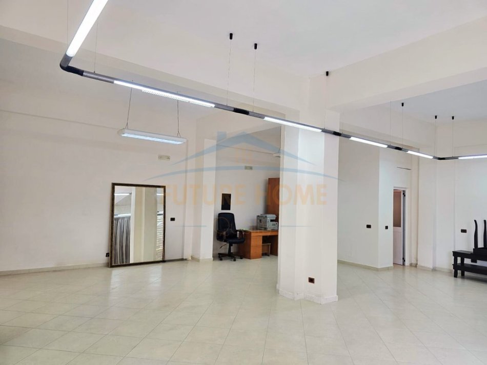 Durres, jepet me qera ambjent biznesi Kati 0, 110 m² 1.000 € (Plazhi Iliria)