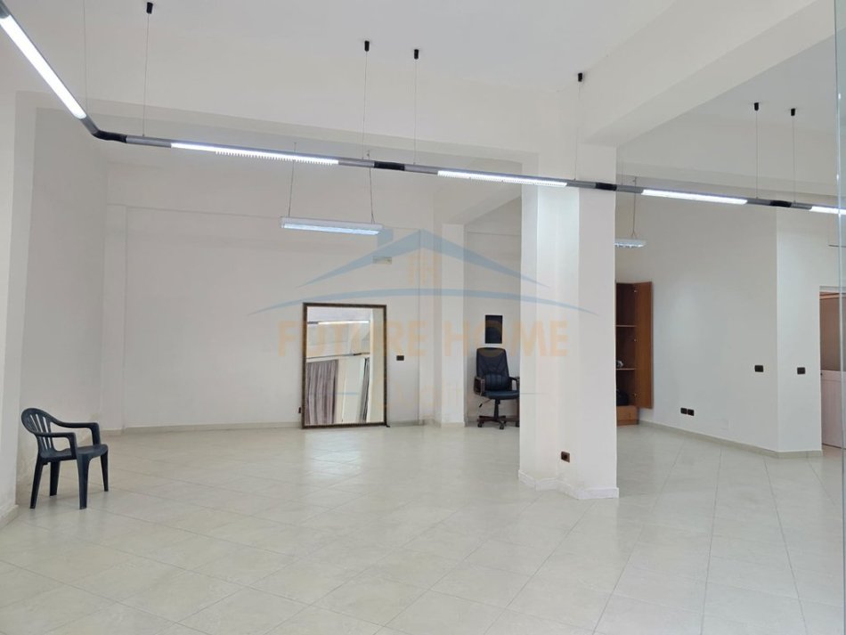Durres, jepet me qera ambjent biznesi Kati 0, 110 m² 1.000 € (Plazhi Iliria)