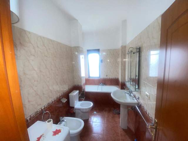 Durres, jepet me qera apartament 2+1+A+BLK 120 m² 270 Euro (QENDER)