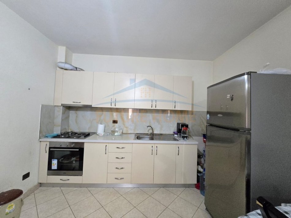 Durres, jepet me qera apartament 2+1+Ballkon Kati 1, 81 m² 450 € (Stacioni i Trenit)