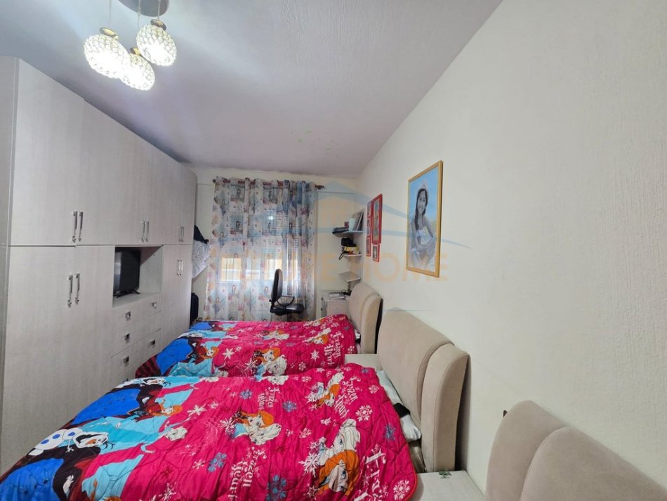 Durres, jepet me qera apartament 2+1+Ballkon Kati 1, 81 m² 450 € (Stacioni i Trenit)