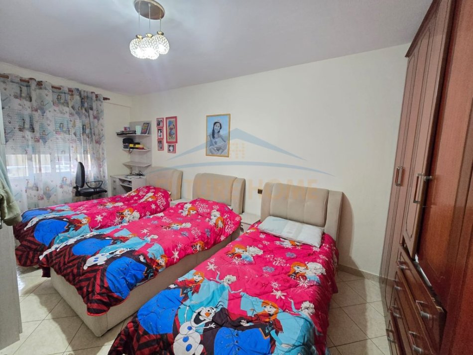 Durres, jepet me qera apartament 2+1 Kati 1, 81 m² 450 € (Stacioni i Trenit)