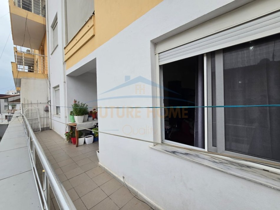 Durres, jepet me qera apartament 2+1 Kati 1, 81 m² 450 € (Stacioni i Trenit)