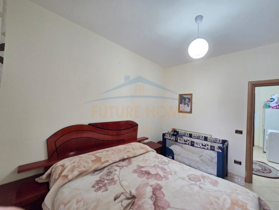 Durres, jepet me qera apartament 2+1+Ballkon Kati 1, 81 m² 450 € (Stacioni i Trenit)