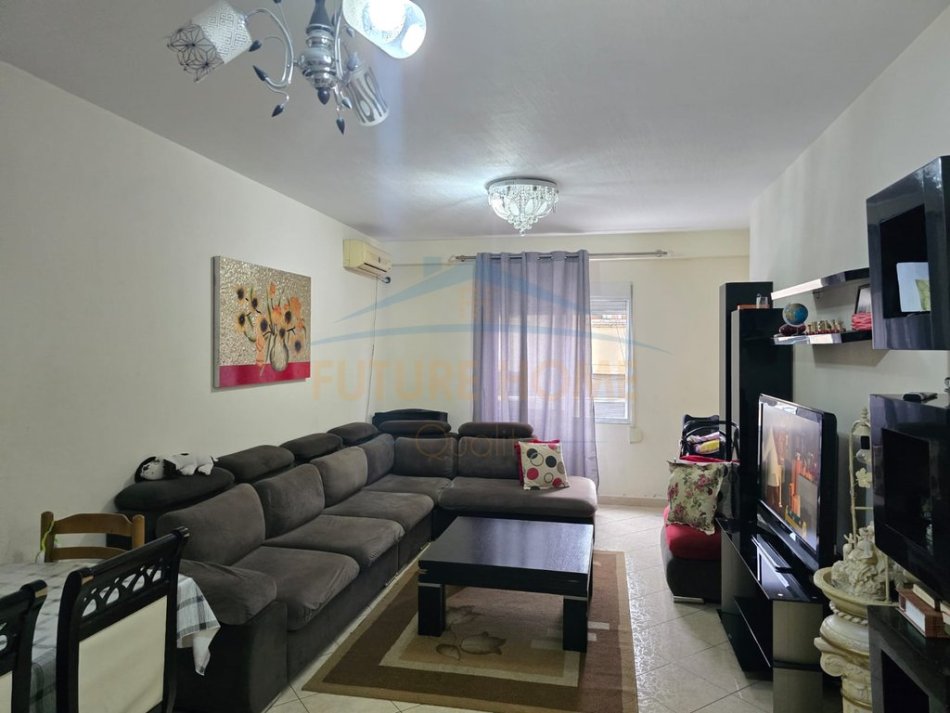 Durres, jepet me qera apartament 2+1+Ballkon Kati 1, 81 m² 450 € (Stacioni i Trenit)