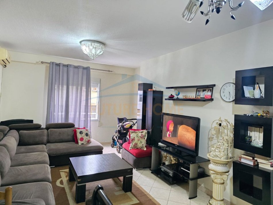 Durres, jepet me qera apartament 2+1 Kati 1, 81 m² 450 € (Stacioni i Trenit)