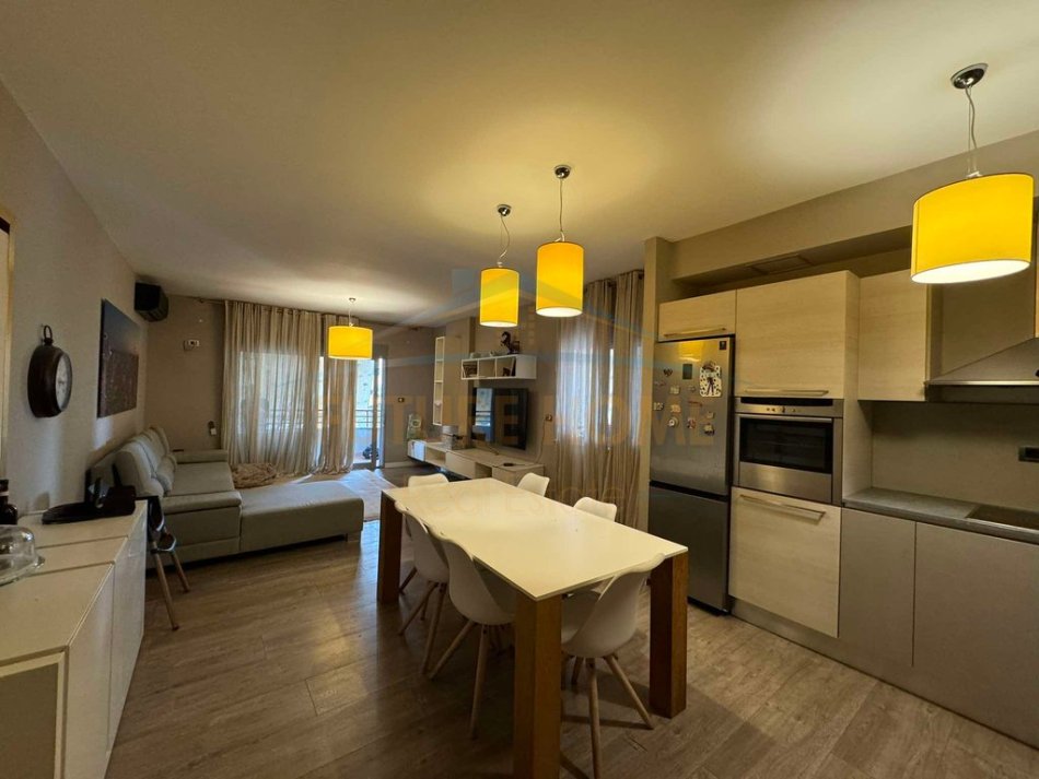 Tirane, jepet me qera apartament 2+1 Kati 5, 125 m² 1.500 € (Blloku)