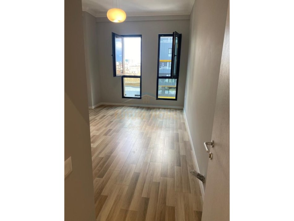 Tirane, shitet 2+1+Ballkon Kati 4, 286.000 € (Rruga e Kavajes)