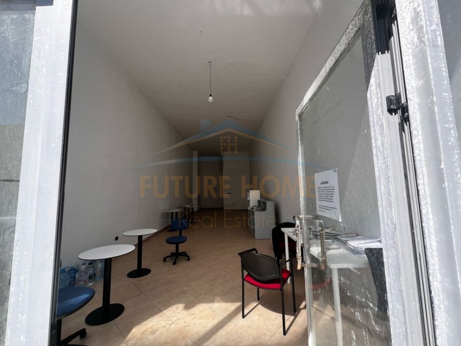 Durres, jepet me qera ambjent biznesi Kati 0, 300 € (Ish URT)