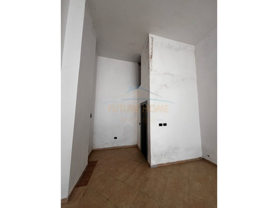 Durres, jepet me qera ambjent biznesi Kati 0, 300 € (Ish URT)