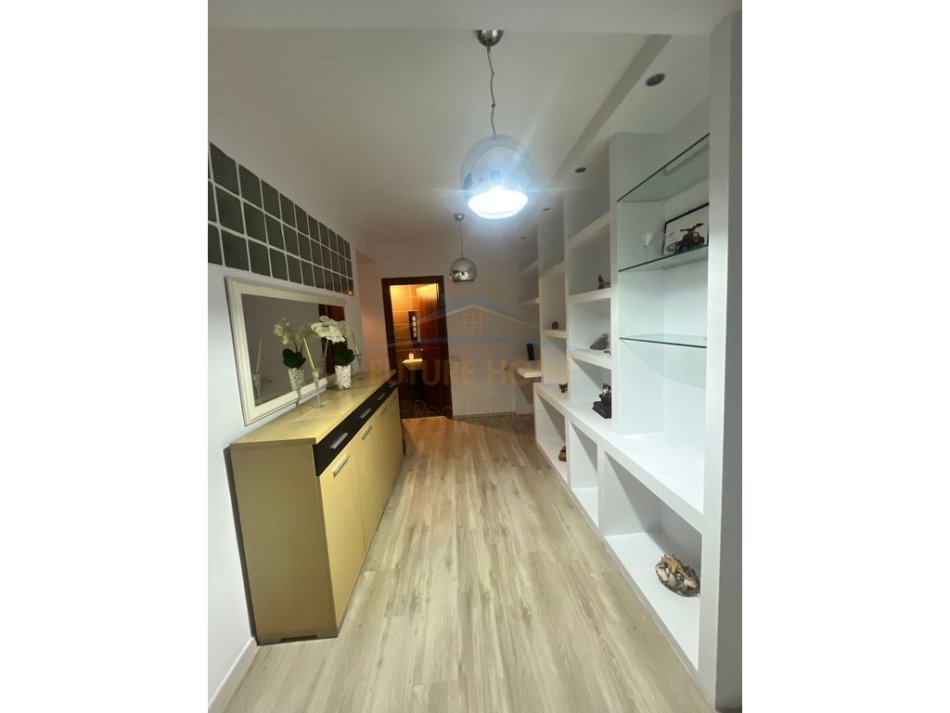 Tirane, jepet me qera apartament 1+1 Kati 1, 74 m² 600 € (Rruga e Bogdaneve)