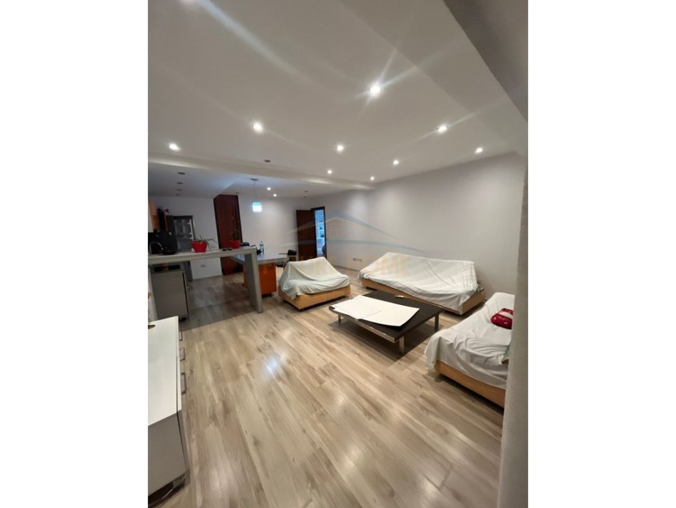 Tirane, jepet me qera apartament 1+1 Kati 1, 74 m² 600 € (Rruga e Bogdaneve)