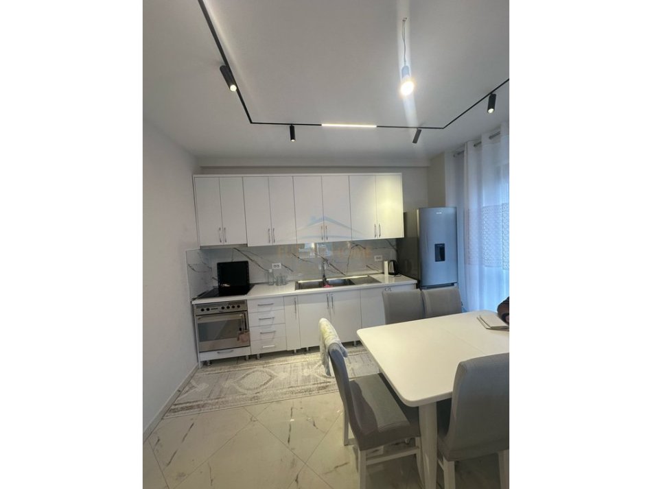 Tirane, jepet me qera apartament 2+1+PARKIM, Kati 4, 105 m² 650 € (Rezidencen Green Harmony, në zonën e Porcelanit)