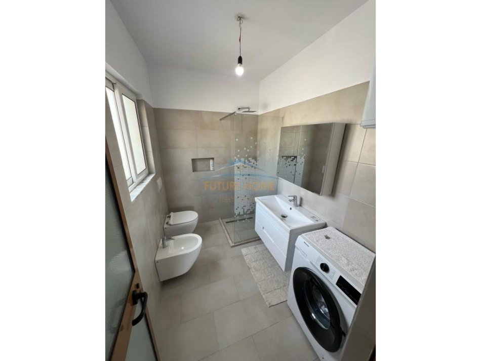 Tirane, jepet me qera apartament 1+1 Kati 7, 60 m² 600 € (Bulevardi Bajram Curri)