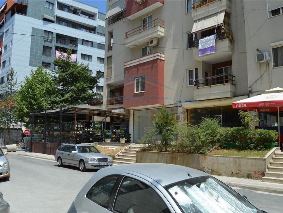Tirane, jepet me qera apartament 2+1 Kati 1, 105 m² 350 € (Misto Mame)