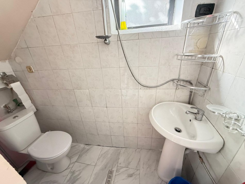 Tirane, jepet me qera apartament 1+1 Kati 1, 65 m² 350 € (rruga vllazen huta)