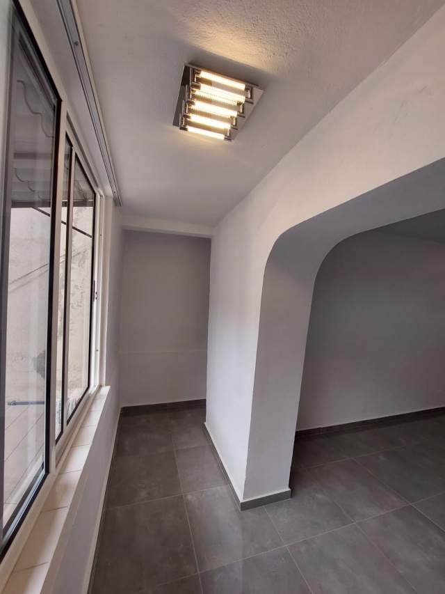 Tirane, jepet me qera ambjent biznesi Kati 2, 60 m² 400 Euro (rruga Ndre Mjeda)
