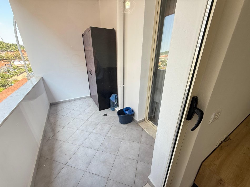 Tirane, jepet me qera apartament 1+1 Kati 5, 70 m² 350 € (misto mame)
