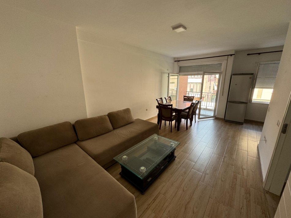 Tirane, shitet apartament 1+1+Ballkon Kati 2, 85 m² 145.000 € (5 Maji)
