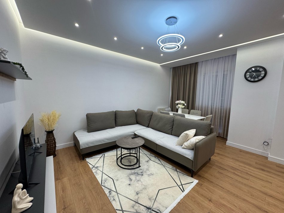 Tirane, jepet me qera apartament 2+1 Kati 7, 95 m² 800 € (rruga 5 maji)