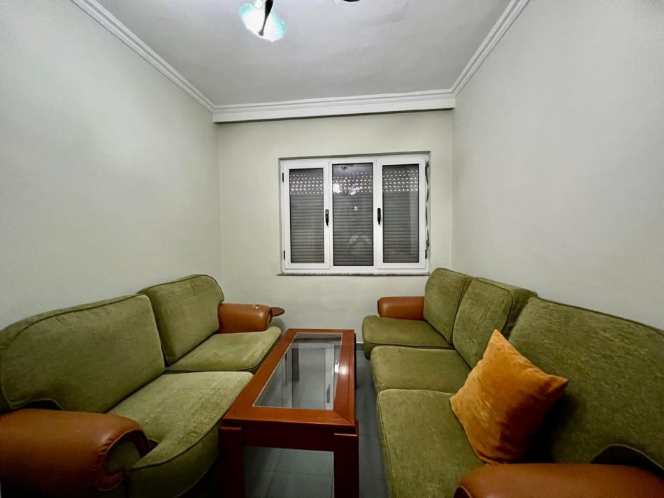 Tirane, jepet me qera apartament 2+1+Ballkon Kati 4, 120 m² 550 € (Xhamlliku)