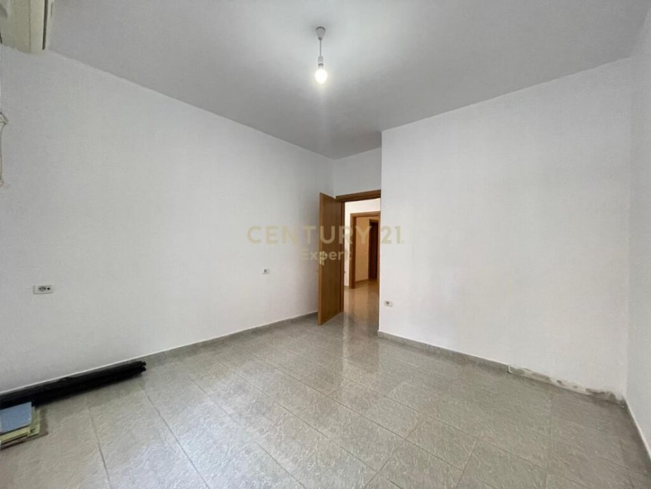 Tirane, shitet apartament 2+1 Kati 2, 108 m² 165.000 € (ndodhet Buze autostrades tek rrethrrotullimi i Selites , Tiranë)