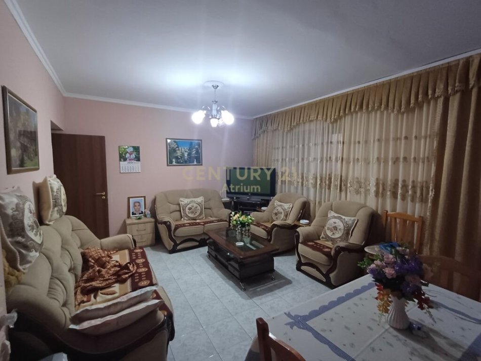 Tirane, shitet apartament 2+1+Ballkon Kati 1, 140.000 € (prane bllokut te ambasadave, perballe hotel COLOSSEO ne rrugen e Durresit)