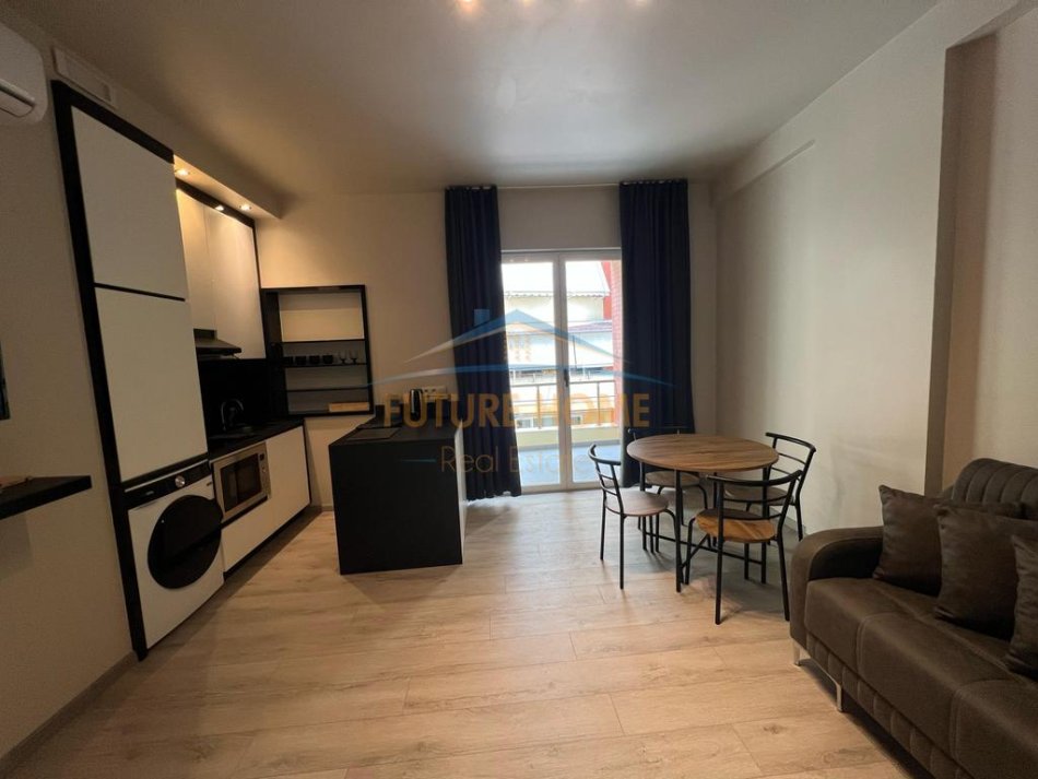 Tirane, jepet me qera apartament 1+1 Kati 2, 55 m² 700 € (Liqeni i That)