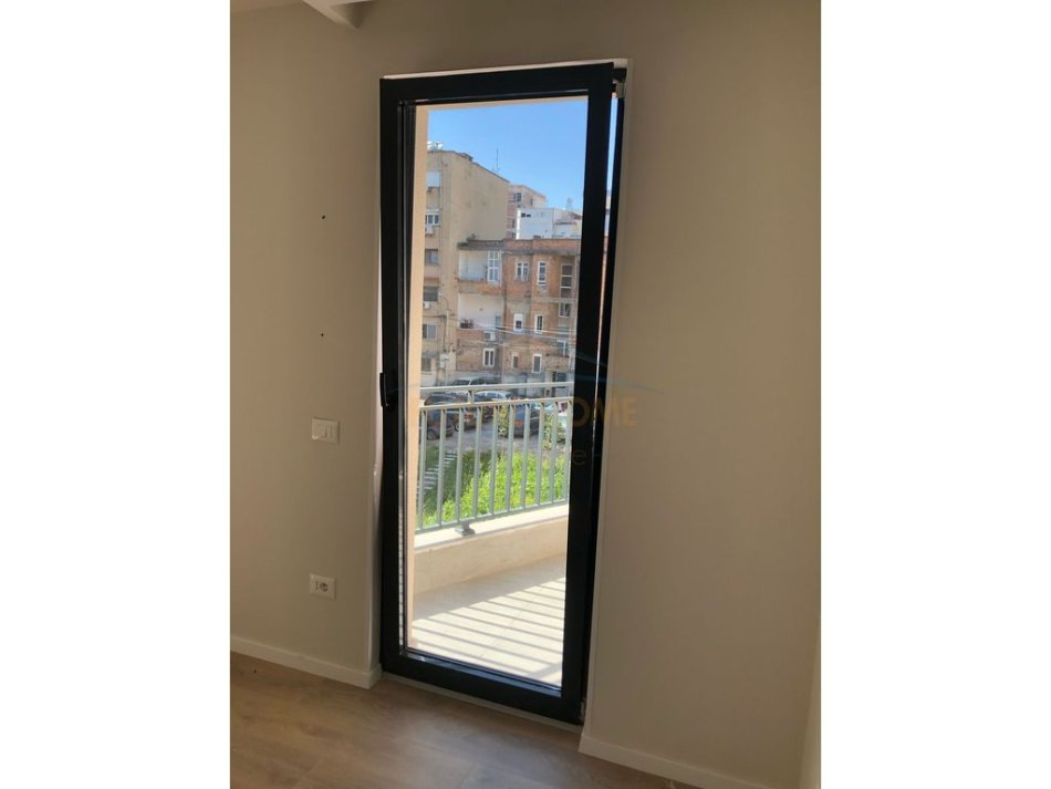 Tirane, jepet me qera apartament Kati 1, 50 m² 400 € (pazari i ri te luxor 3)