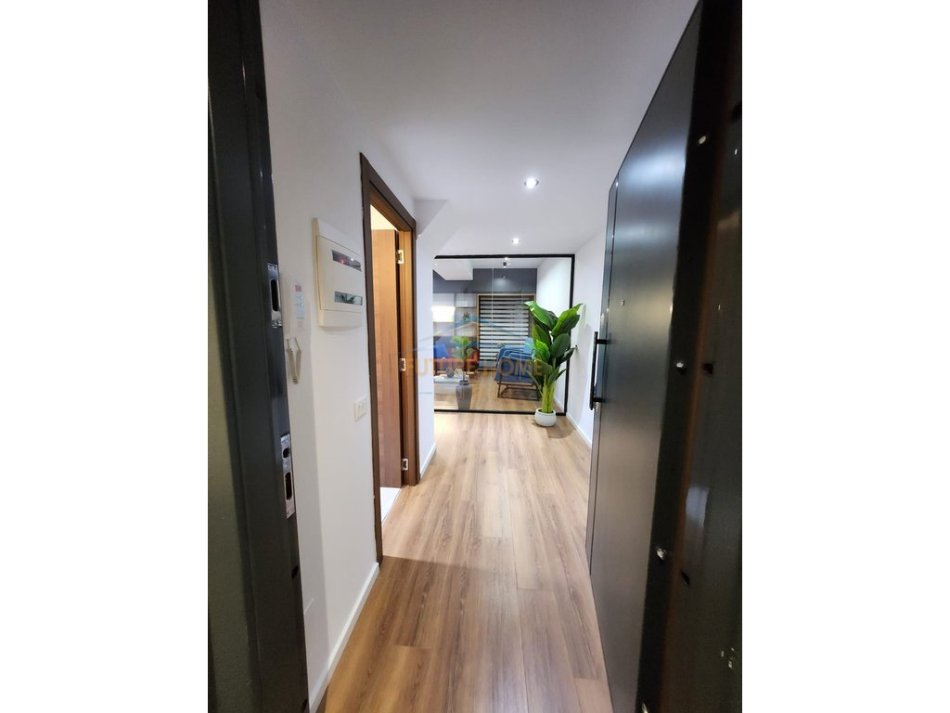 Tirane, jepet me qera apartament 1+1 Kati 11, 75 m² 1.000 € (Rruga e Kavajes)