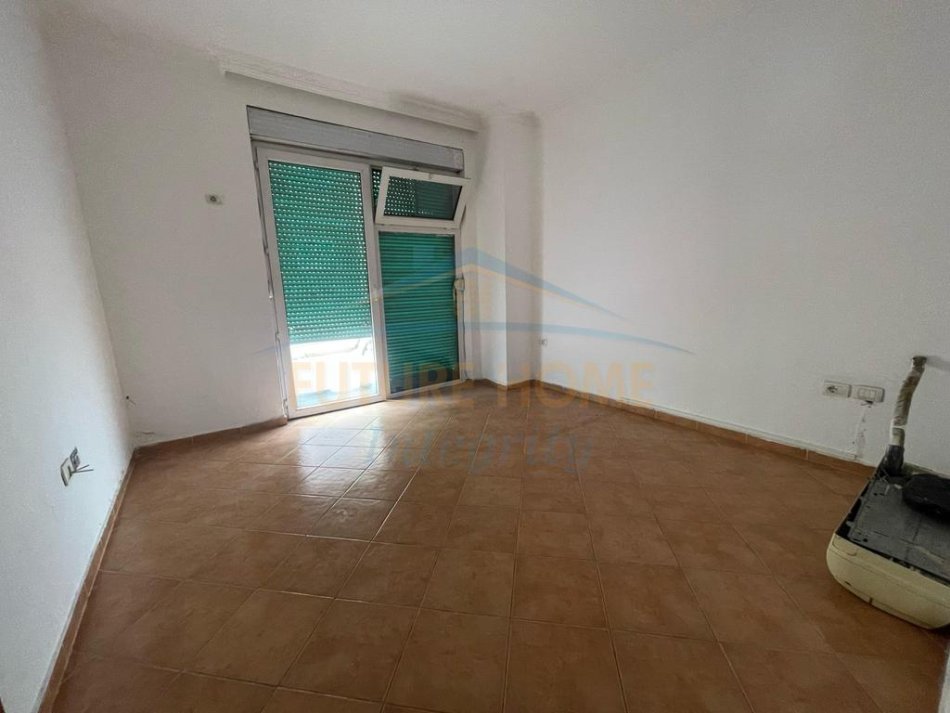 Tirane, jepet me qera apartament 2+1 Kati 1, 97 m² 800 € (Rruga e Elbasanit)