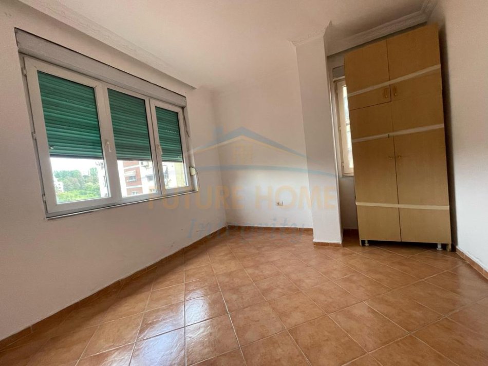 Tirane, jepet me qera apartament 2+1 Kati 1, 97 m² 800 € (Rruga e Elbasanit)