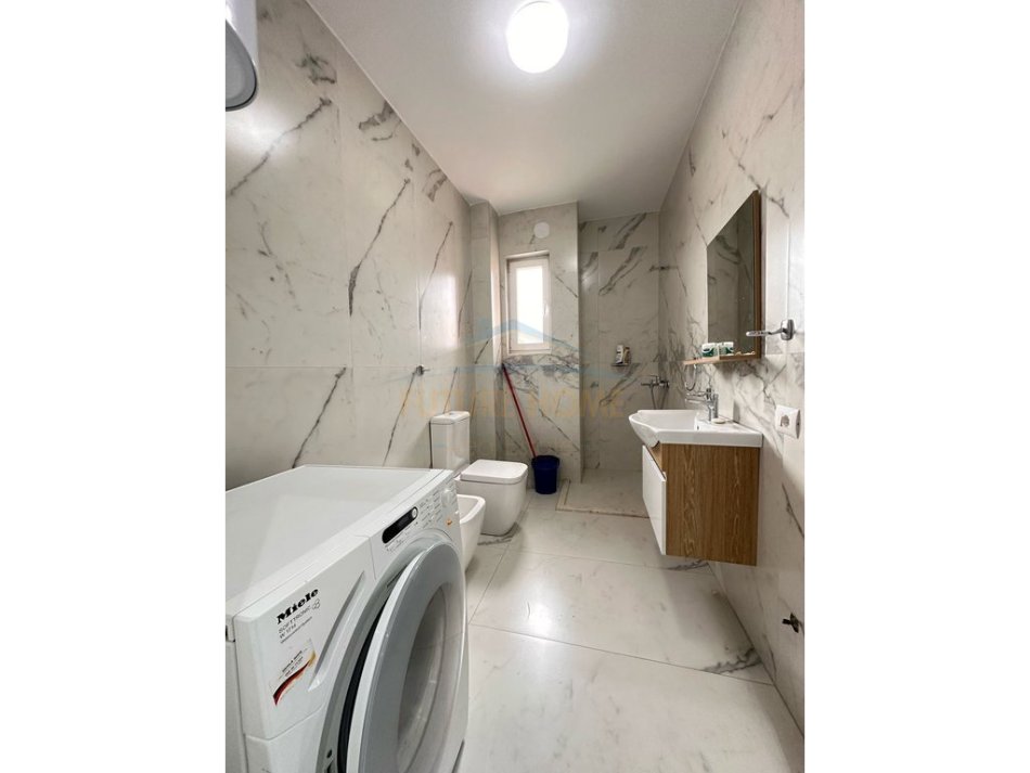 Tirane, jepet me qera apartament 2+1 Kati 3, 77 m² 650 € (Unaza e re)