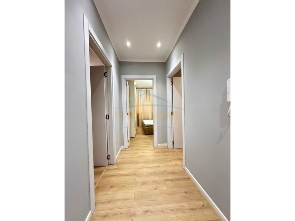 Tirane, jepet me qera apartament 2+1 Kati 3, 77 m² 650 € (Unaza e re)