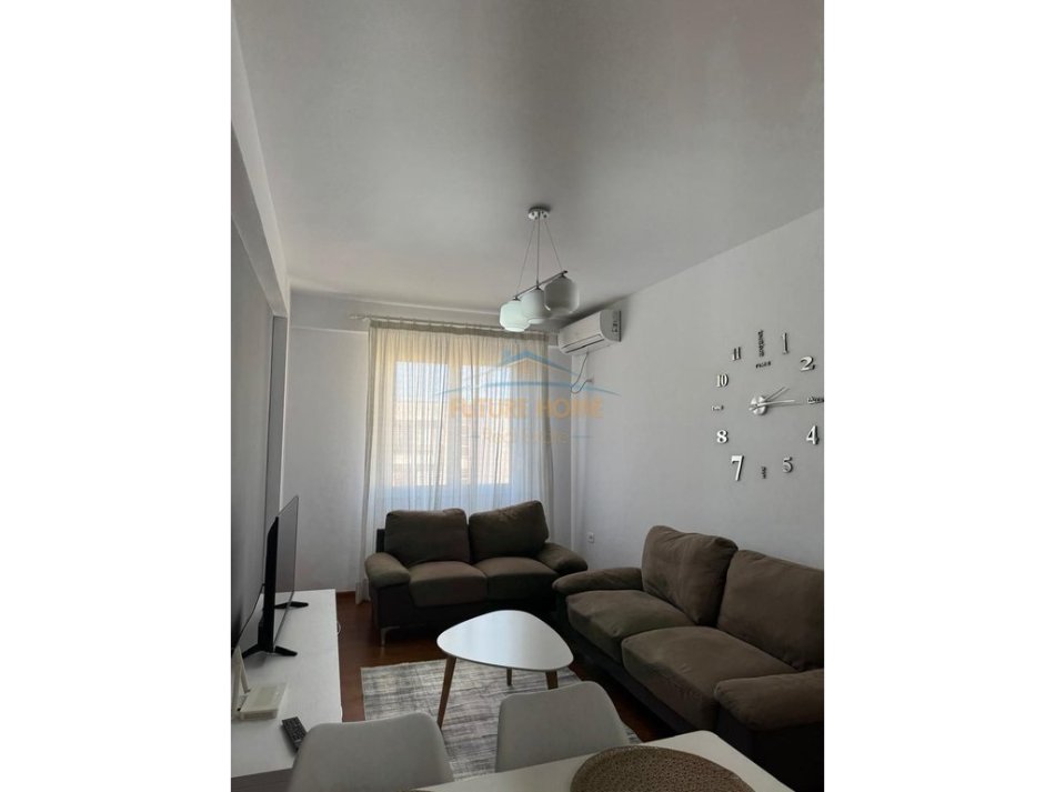 Tirane, jepet me qera 2+1 Kati 8, 80 m² 600 € (Ish Parku Autobuzave)