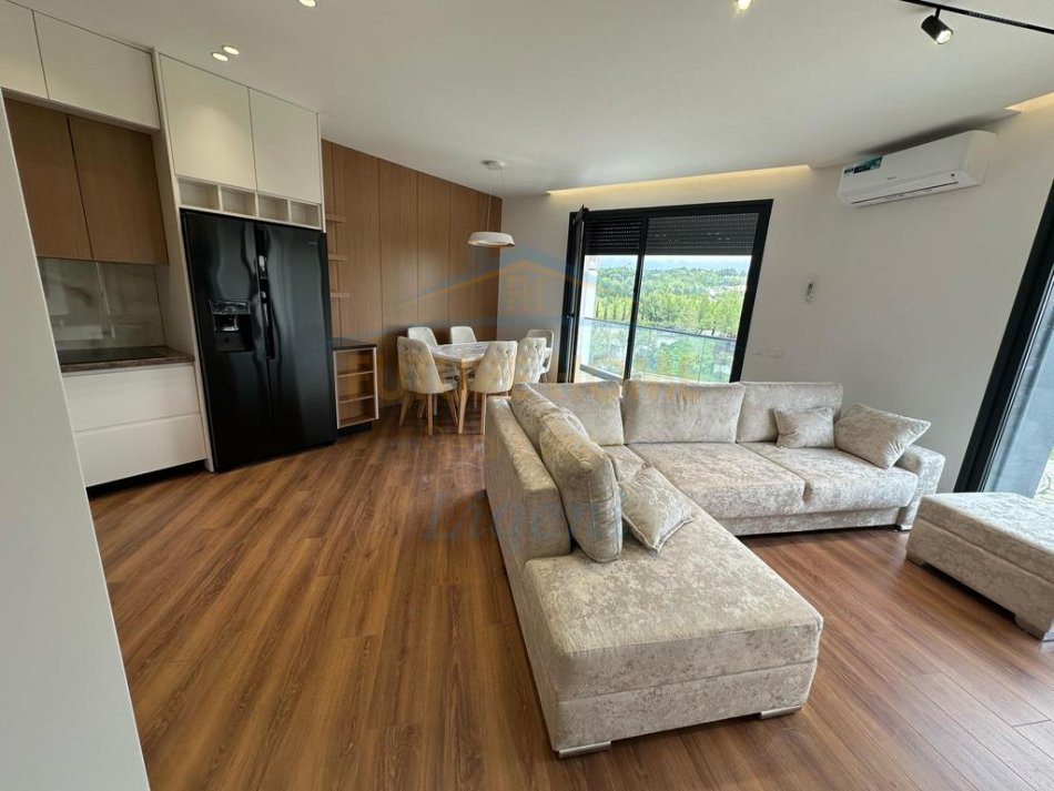 Tirane, jepet me qera apartament 2+1 Kati 1, 117 m² 1.300 € (Liqeni i That)