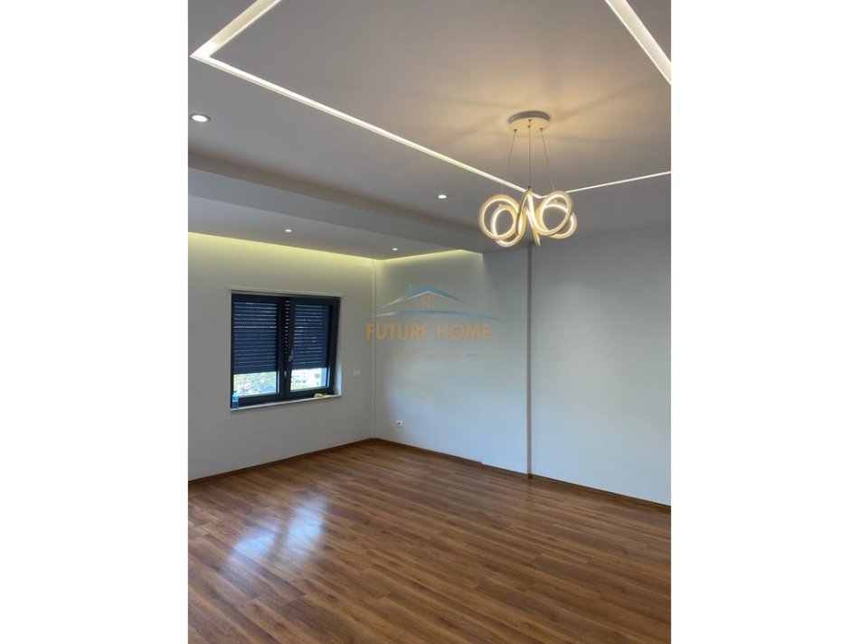 Tirane, jap me qera ambjent biznesi Kati 7, 146 m² 1.600 € (Zogu I Zi, Tirana Ring Center, Tiranë.)