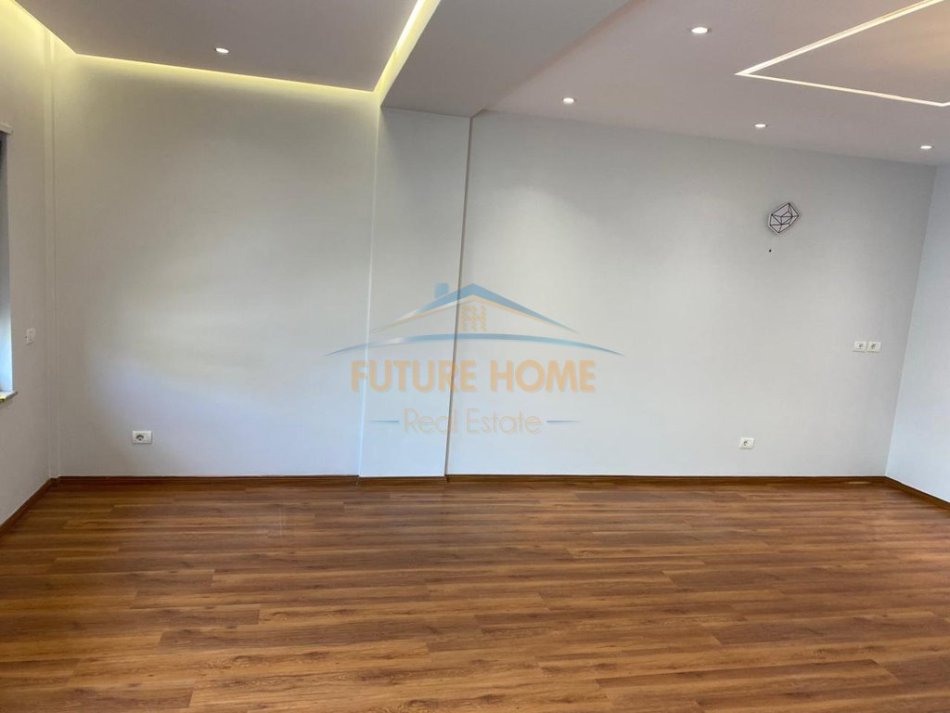 Tirane, jap me qera ambjent biznesi Kati 7, 146 m² 1.600 € (Zogu I Zi, Tirana Ring Center, Tiranë.)