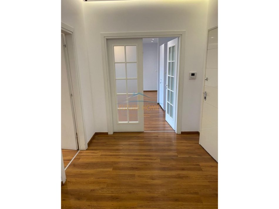Tirane, jap me qera ambjent biznesi Kati 7, 146 m² 1.600 € (Zogu I Zi, Tirana Ring Center, Tiranë.)