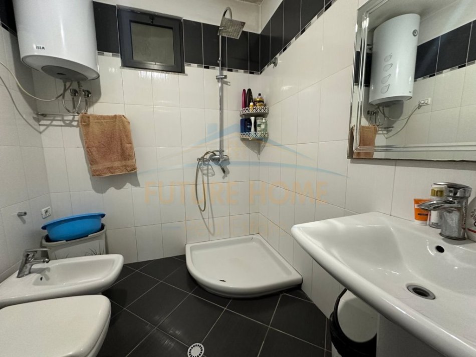 Tirane, shitet apartament 3+1 Kati 2, 139 m² 200.000 € (, Unaza e Re.)